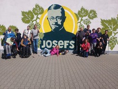 Gruppenbild der Klasse Stephen Hawking vor dem Logo der Josefs-Brauerei
