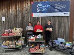 Pakete für die Tafel werden eingeladen