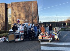 Schülerinnen und Schüler übergeben Päckchen an die Tafel