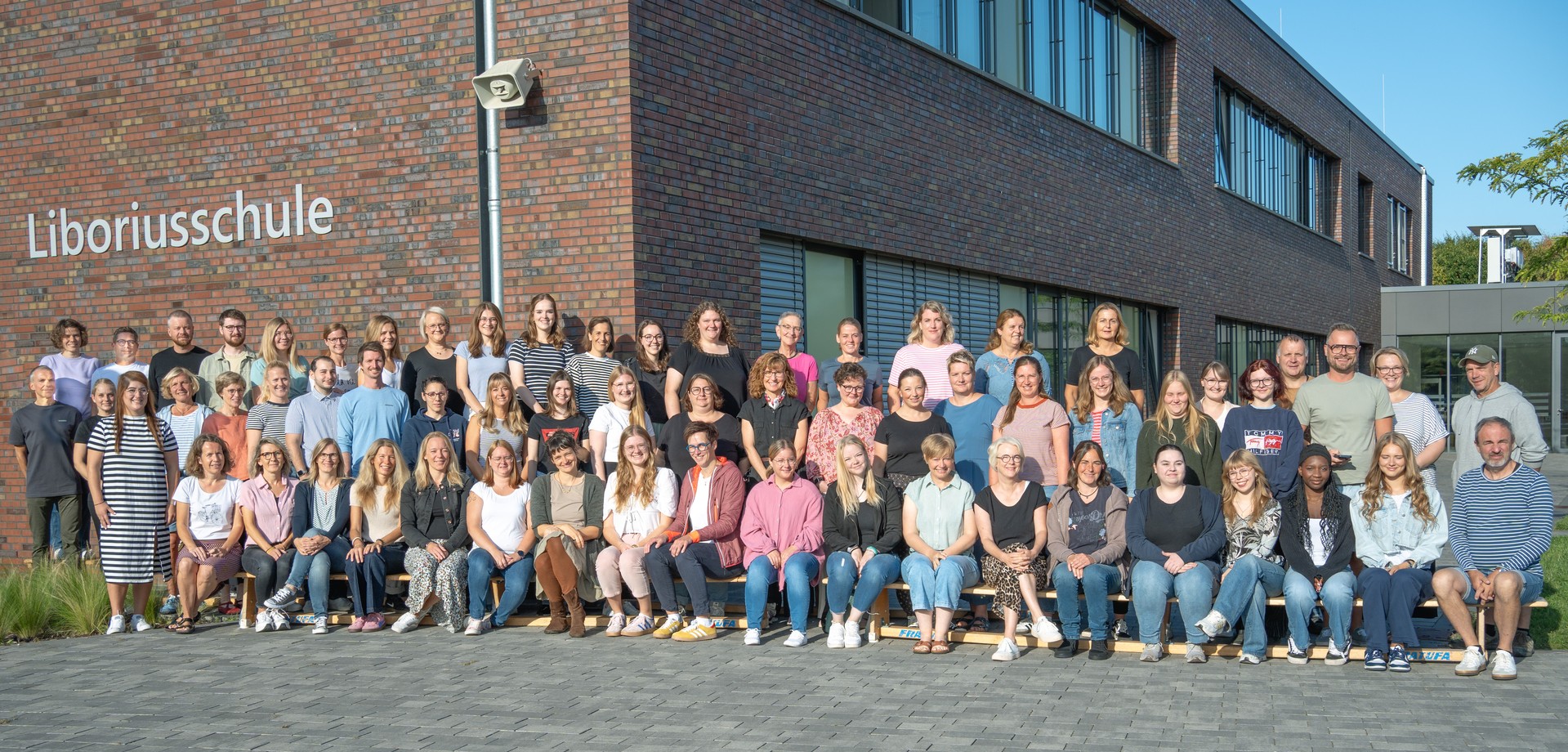 Foto vom Kollegium vor der Liboriusschule